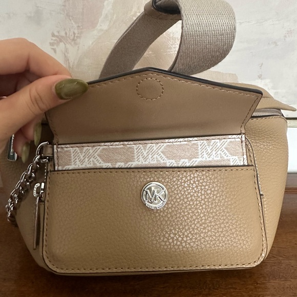 Michael Kors Maisie Large Pebbled Leather 2-in-1 Sling Fanny Pack – EUC - Picture 5 of 11